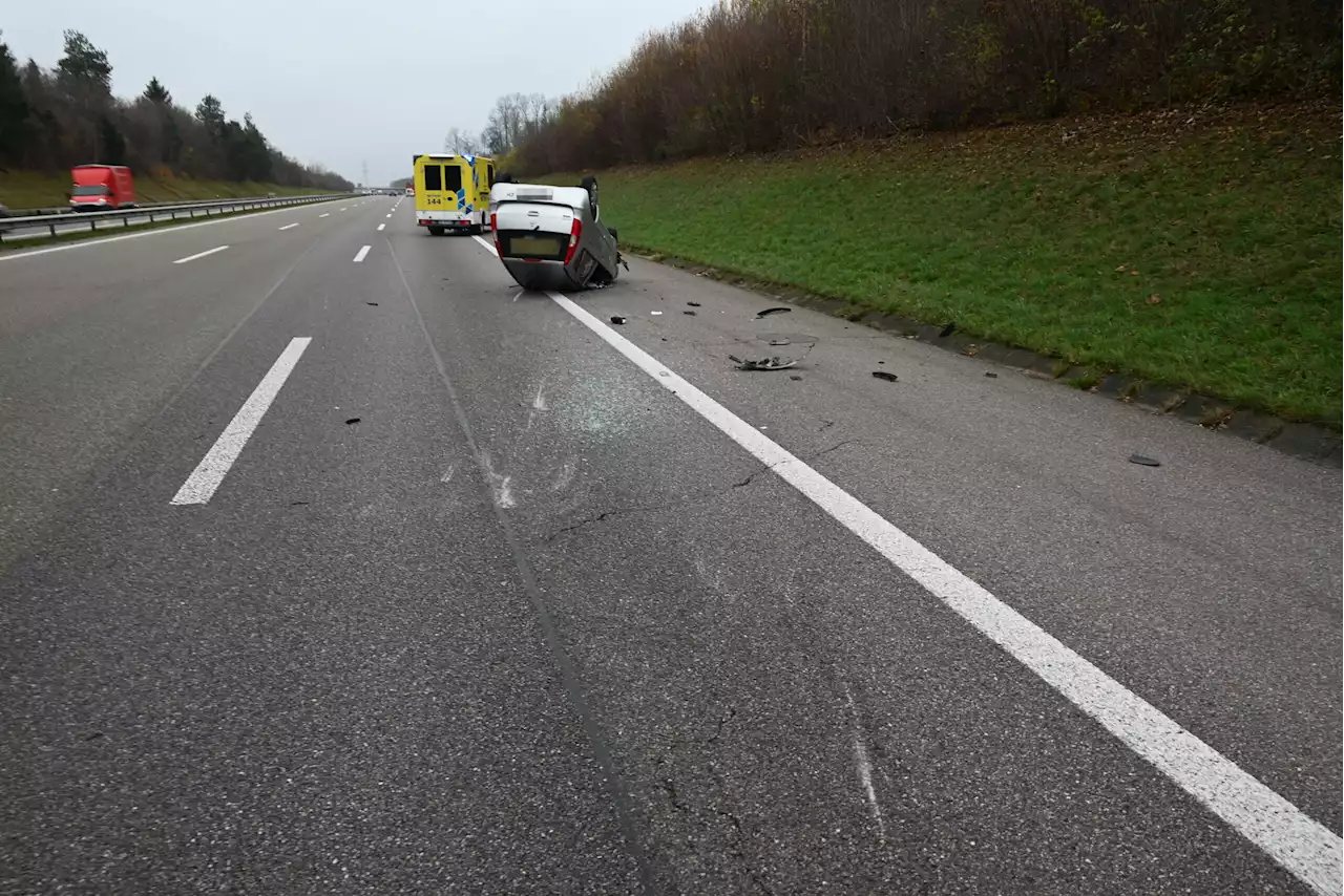 Oberbüren SG / A1: Unfall zwischen zwei PWs und Sattelschlepper