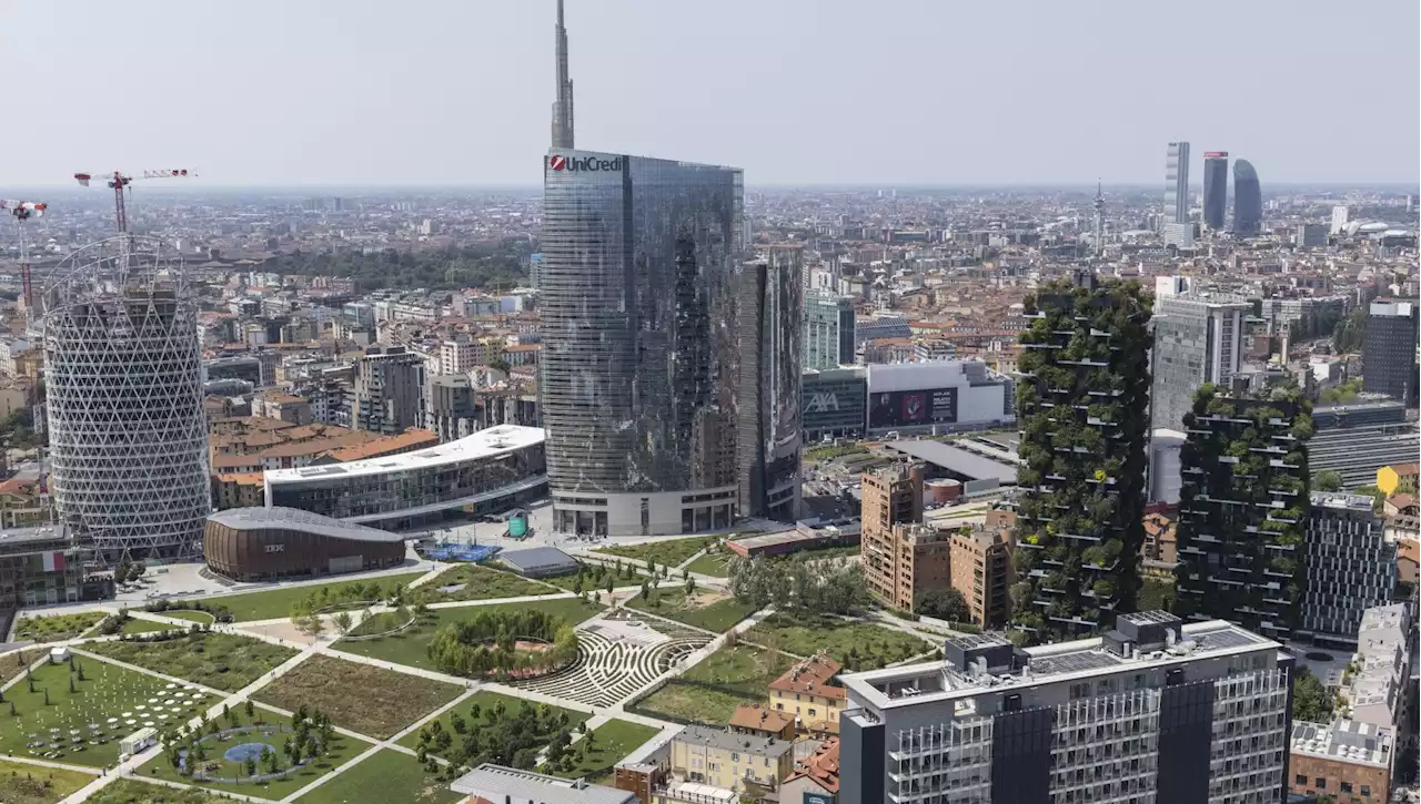 Unicredit, accordo con i sindacati: 2400 euro a tutti i dipendenti con bonus contro il carovita