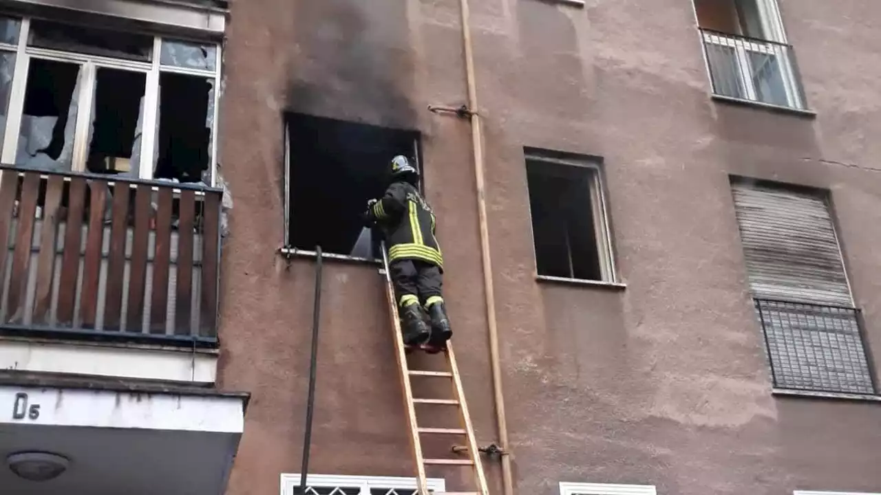 Incendio al Pigneto, fiamme al secondo piano: paura in un palazzo