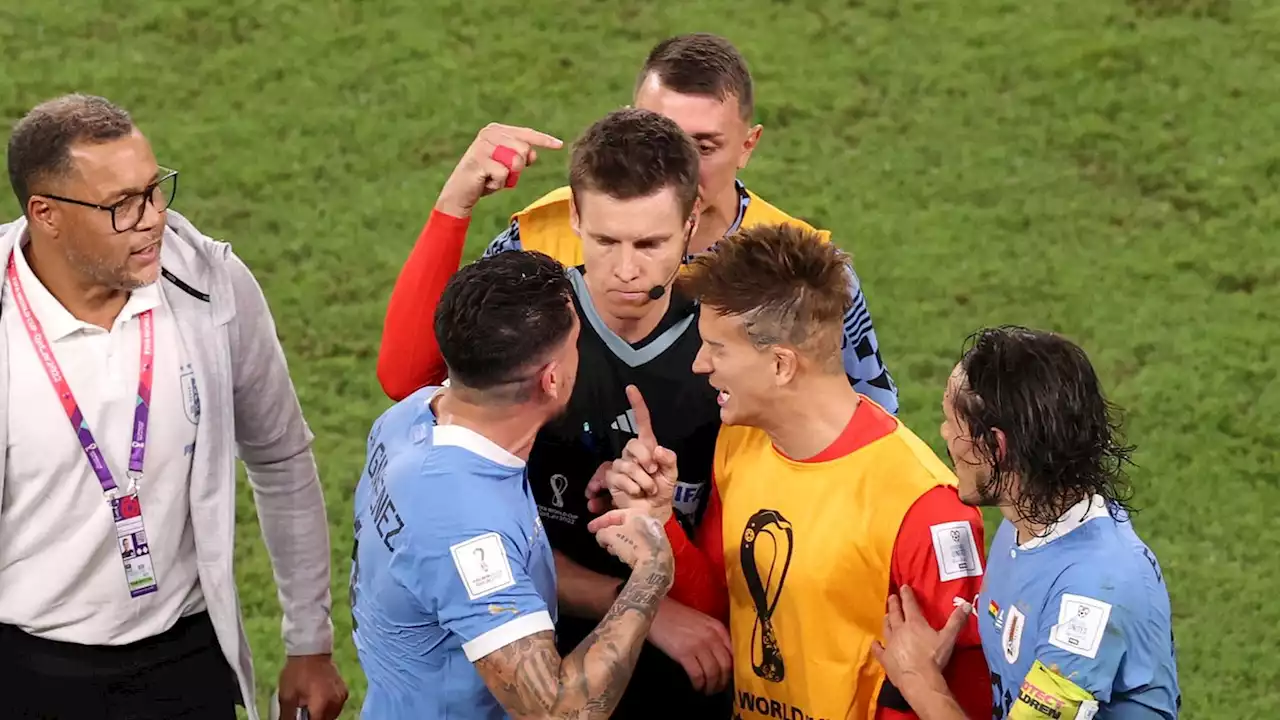 Elfmeter verweigert: Spieler von Uruguay gehen nach Abpfiff deutschen Schiedsrichter Siebert an