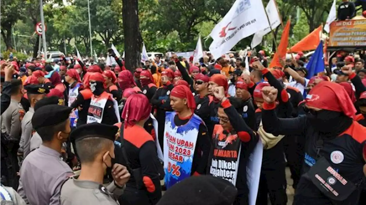 Demo Buruh di Balai Kota DKI, Tuntut Heru Budi Revisi Keputusan UMP DKI 2023