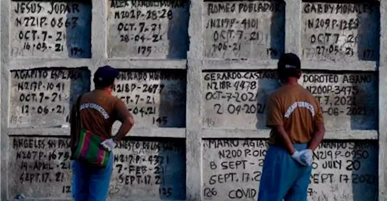 Philippines&#039; largest prison holds mass burial for 70 inmates