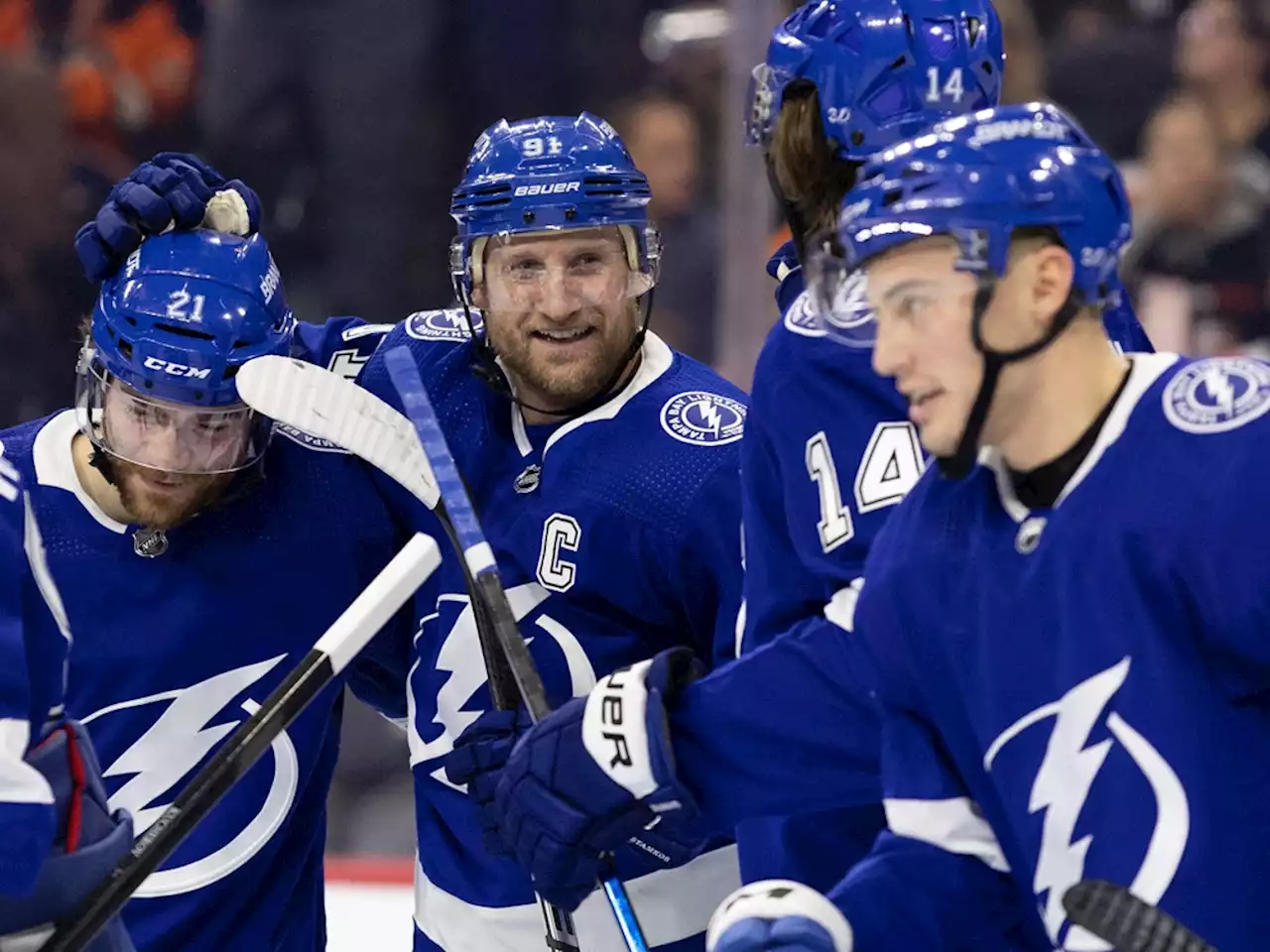 Steven Stamkos has assist for 1,000th point as Lightning beat Flyers