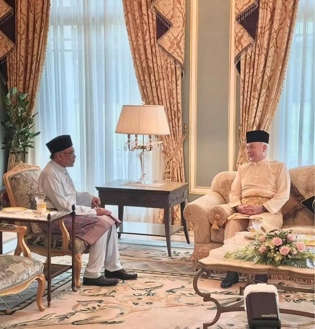 PM menghadap Sultan Nazrin di Istana Kinta