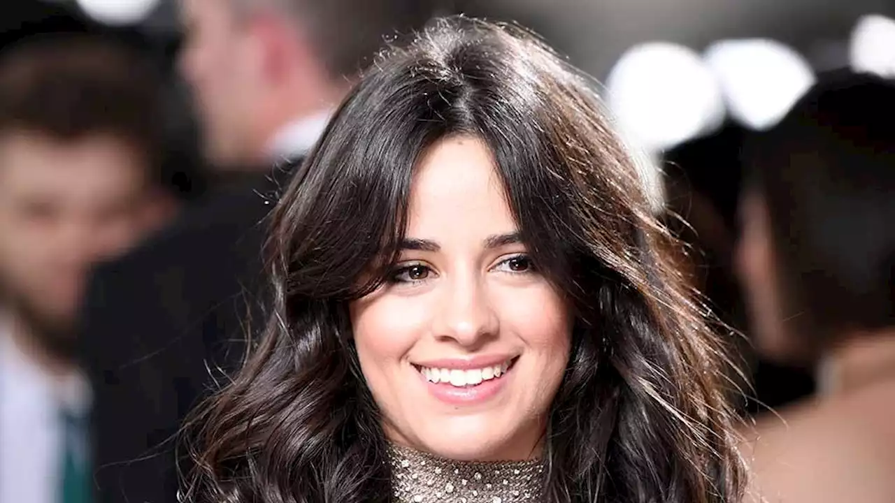 Este manicure no es para las más discretas, Camila Cabello lleva las uñas neón