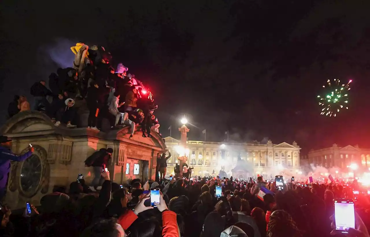 A la Concorde à Paris, des Bleus au balcon et des fans conciliants