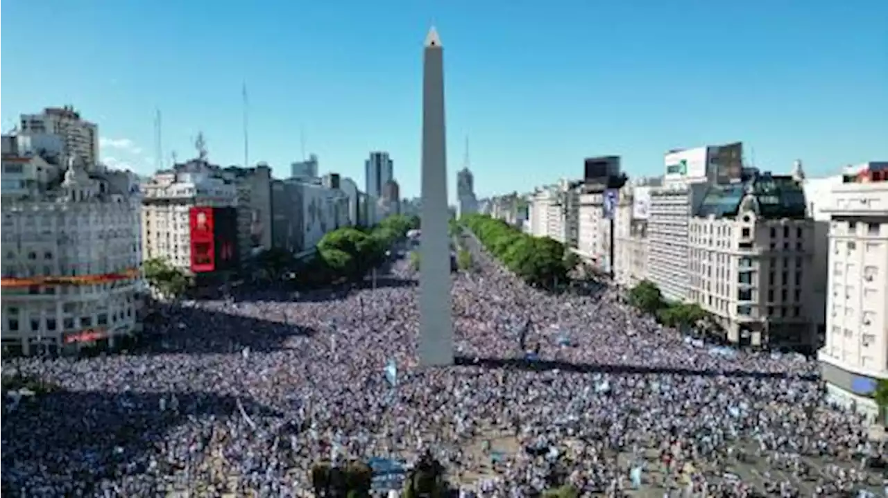 Fiesta de escala descomunal: un poco de historia para entender la locura que desbordó Buenos Aires