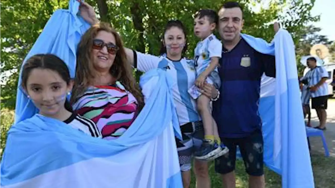 Los fanáticos acampan frente del predio de la AFA a la espera de los jugadores