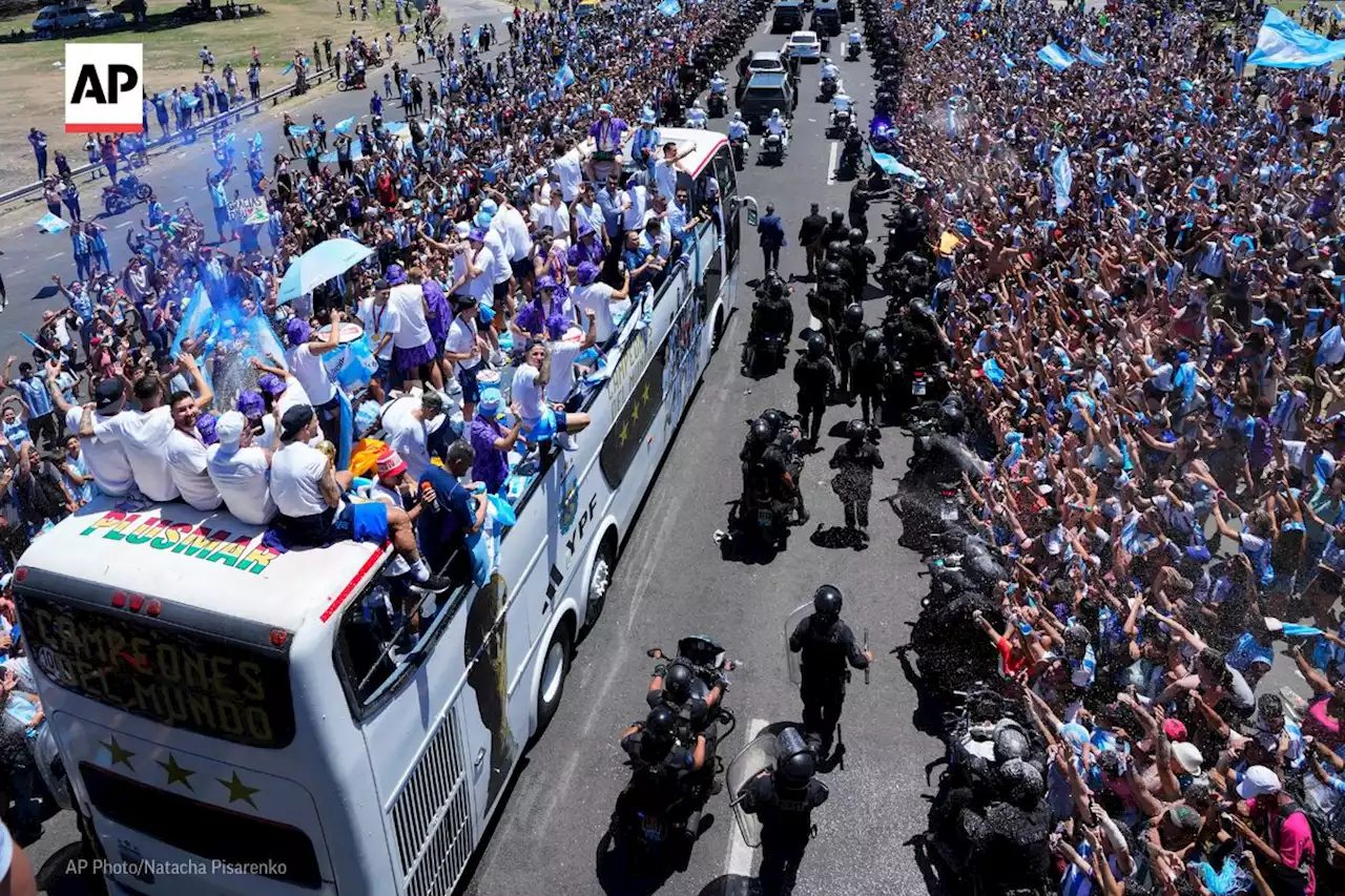 Sea of people try to catch glimpse of Argentina soccer team