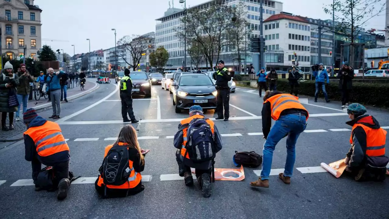 'Letzte Generation' klebt sich wieder am Stachus fest