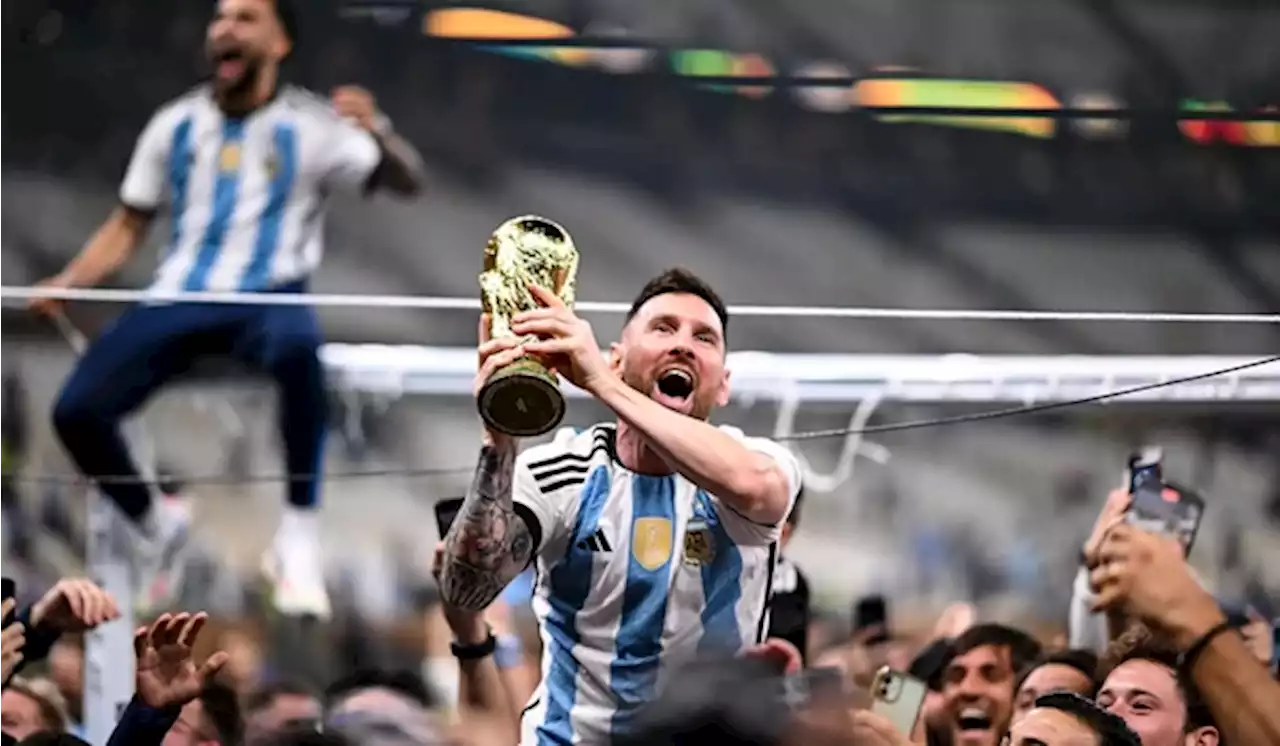 Foto Lionel Messi Angkat Trofi Pecahkan Rekor Like Instagram