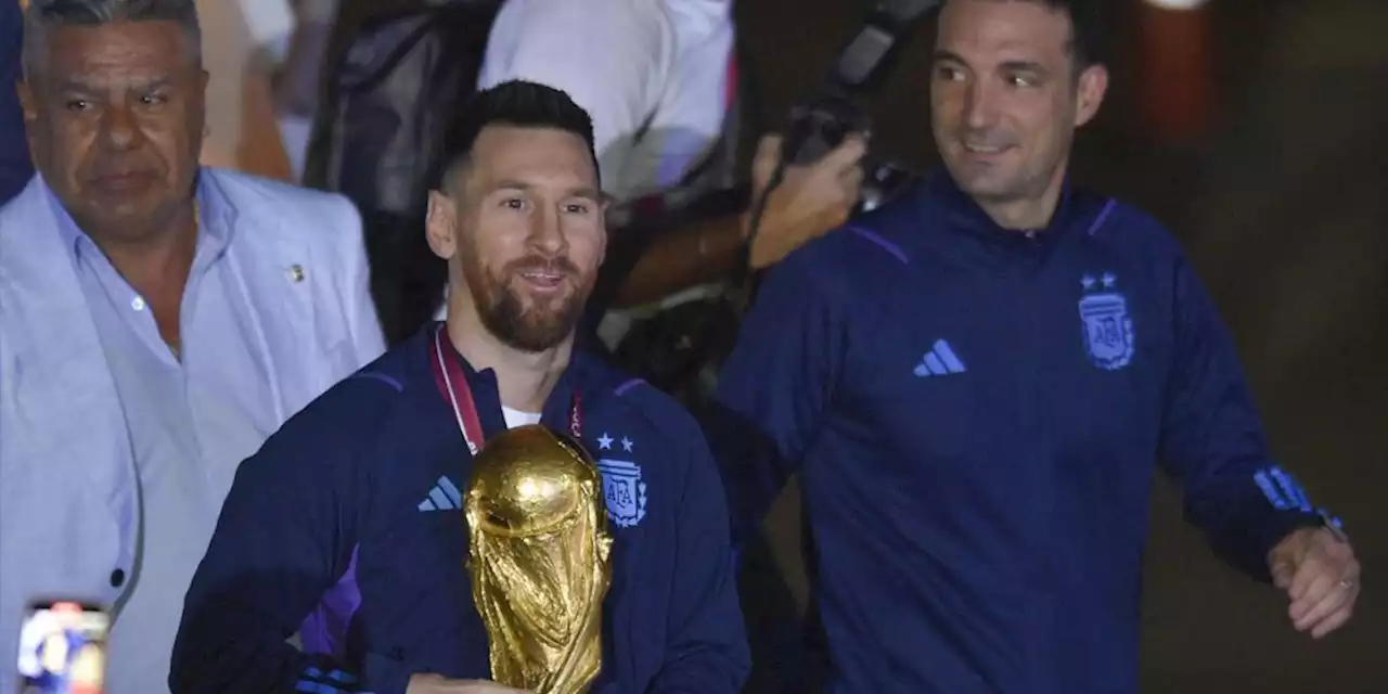 Lionel Messi Tiba dengan Trofi Piala Dunia, Argentina Berpesta Pagi-pagi Buta - Bola.net