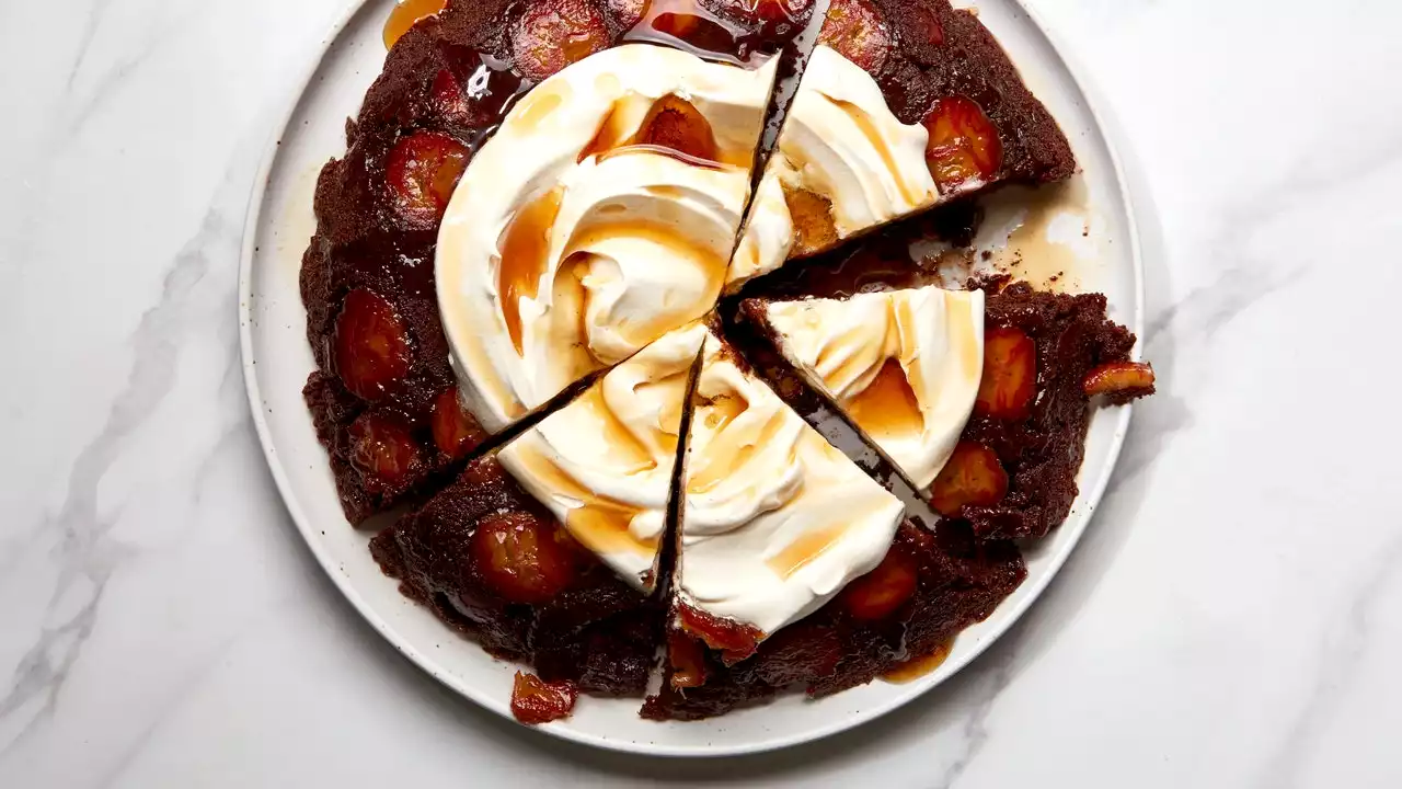 Sticky Banana and Chocolate Skillet Cake