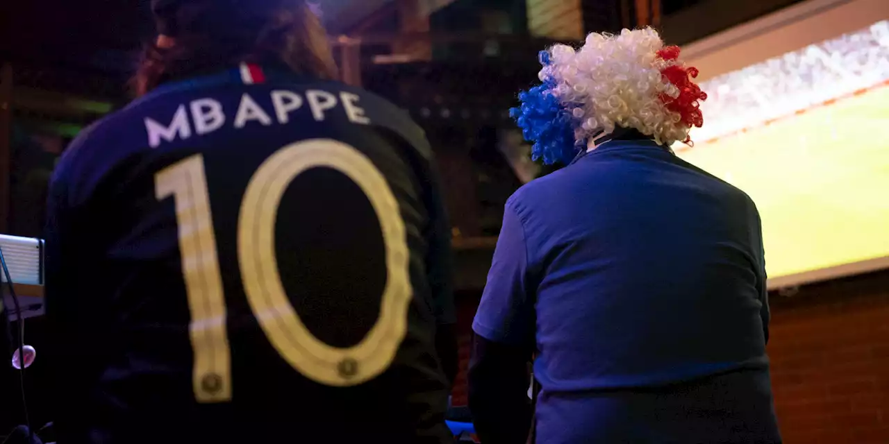 Football : malgré la défaite en finale, le maillot des Bleus se vend comme des petits pains