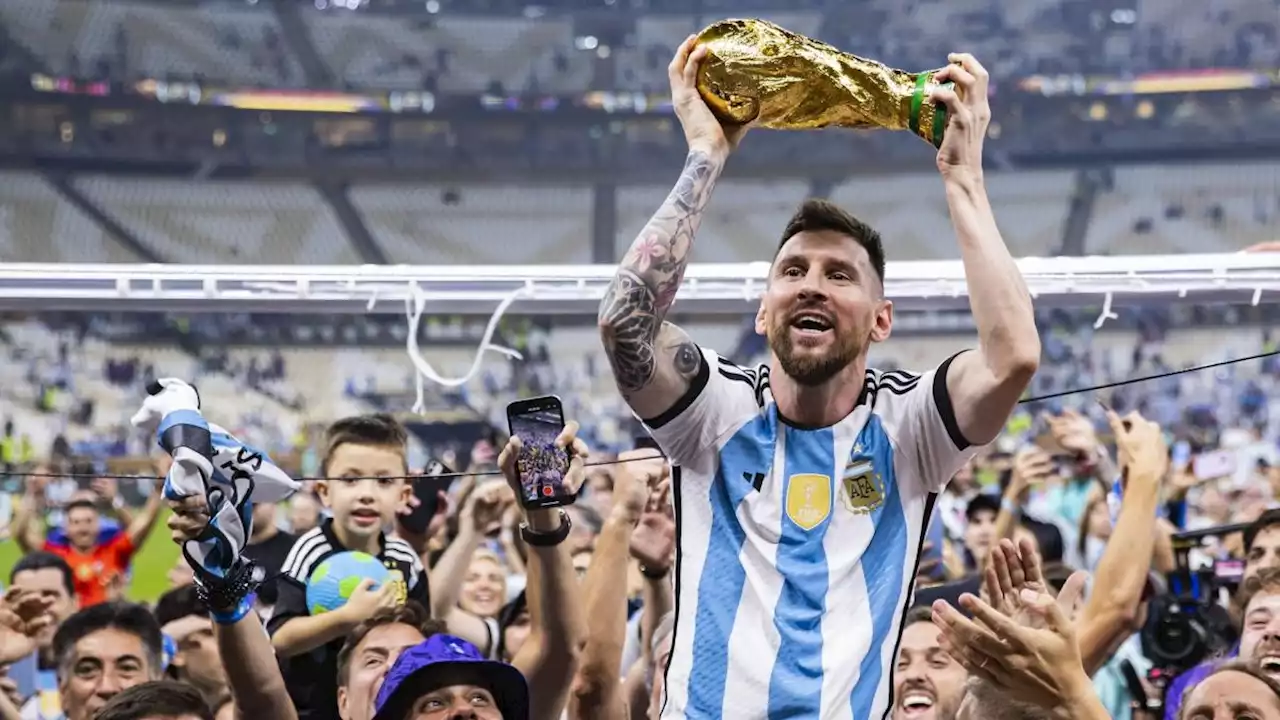 Les joueurs argentins évacués en hélicoptère pour continuer les célébrations avec leurs supporters