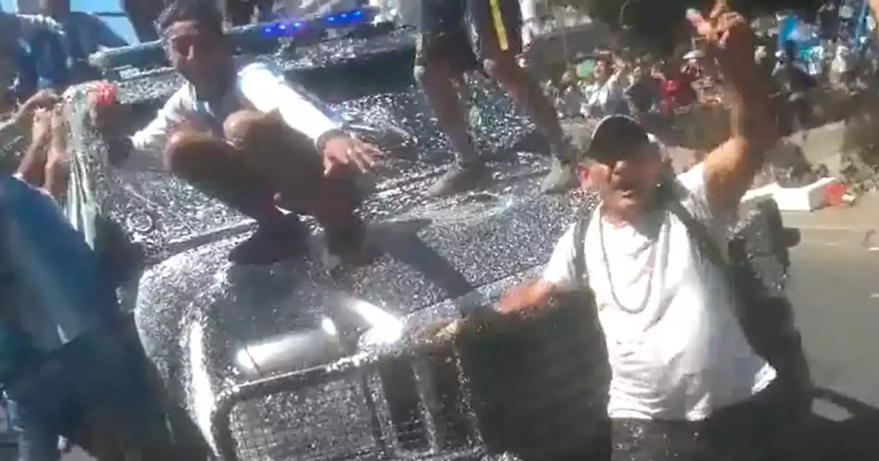 ¡Se descontroló! Roban patrulla durante los festejos de Argentina (VIDEO)