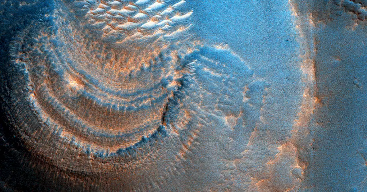 Orbiter Discovers 'Mysterious Shapes' Inside Mars Craters