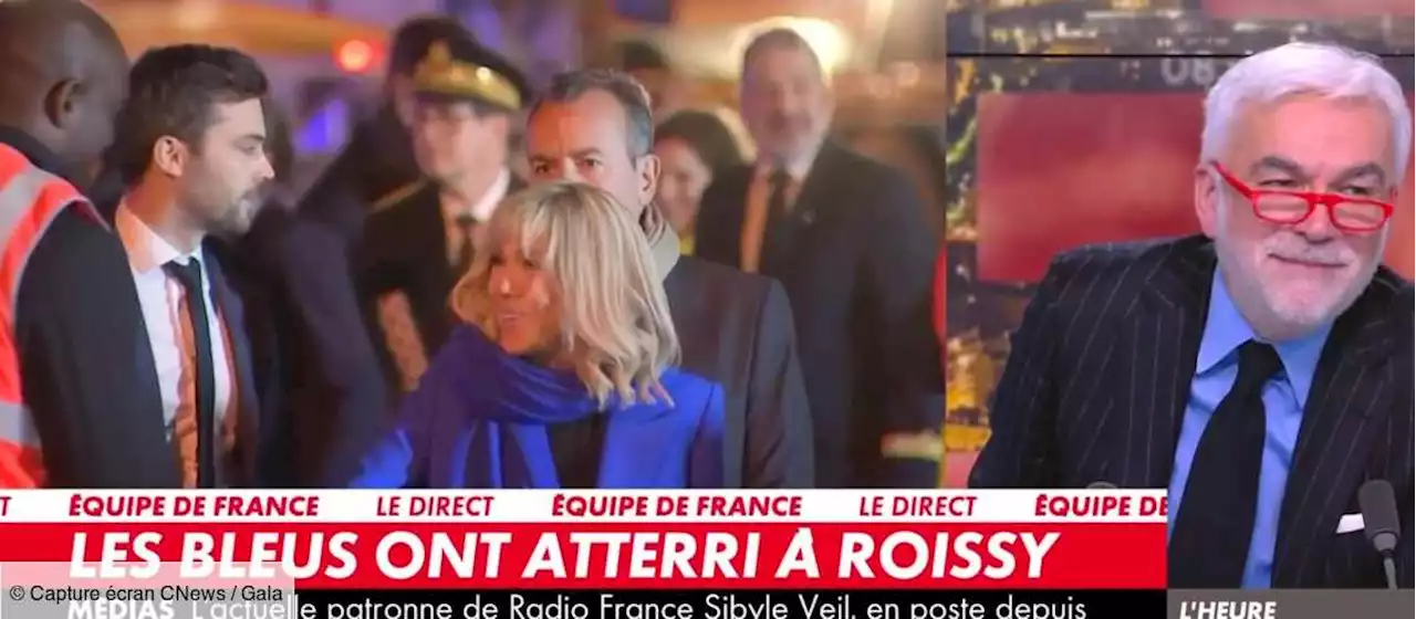 VIDÉO – Coupe du monde : Brigitte Macron élégante pour son retour à Paris avec les Bleus - Gala