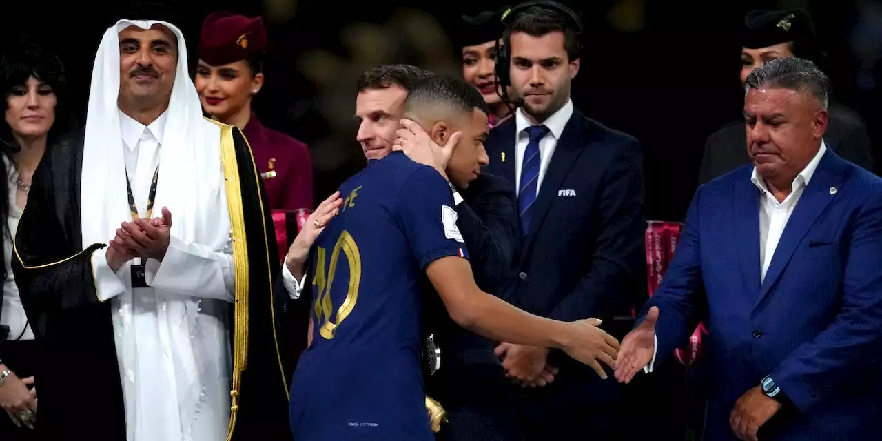 Macron streichelt Mbappe, der ignoriert ihn eiskalt