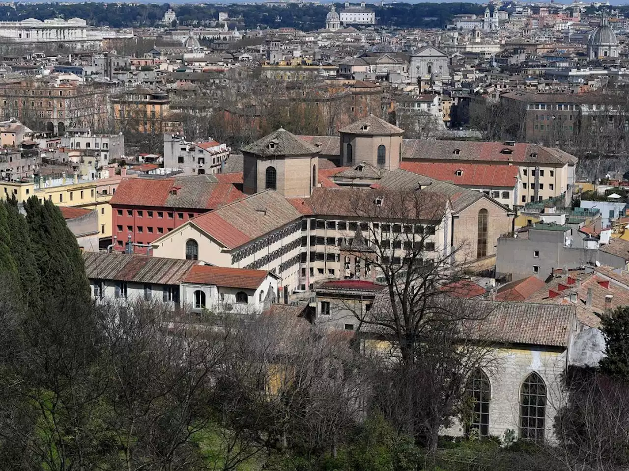 Si è svegliato l'uomo che dormiva da un anno a Regina Coeli