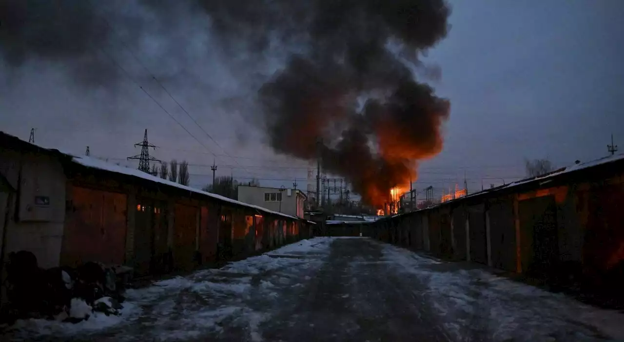 Guerra in Ucraina diretta, i russi bombardano le centrali elettriche e le abitazioni