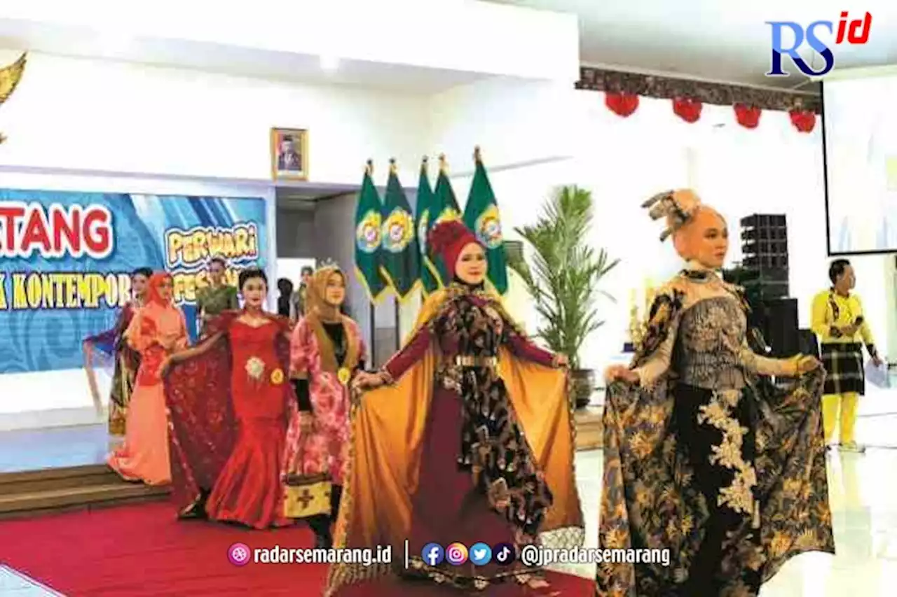 Puluhan Pelajar Ramaikan Fashion Batik Kontemporer