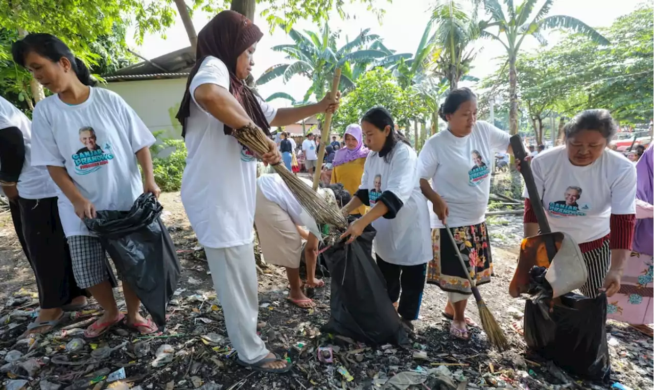 Bersihkan Pesisir Sungai Bondet, Komunitas Pendukung Ganjar Gandeng Kelompok Nelayan di Cirebon