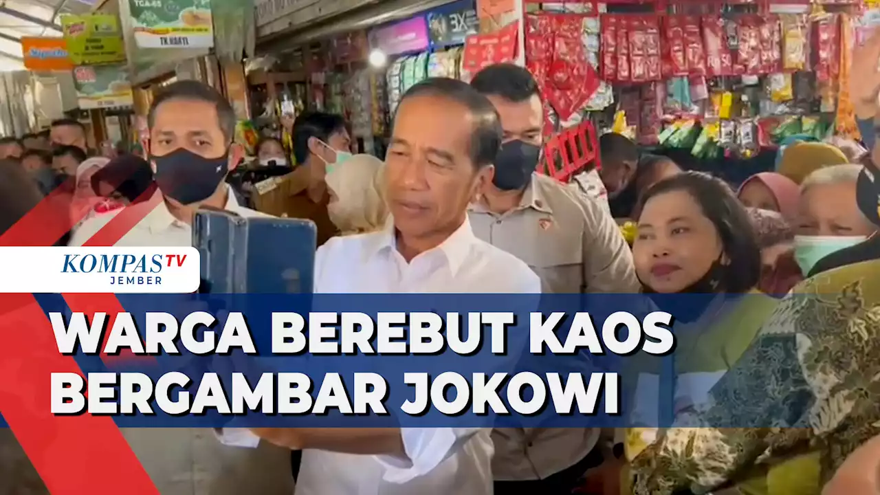 Warga Berebut Kaos Bergambar Jokowi Saat Kunjungan Presiden