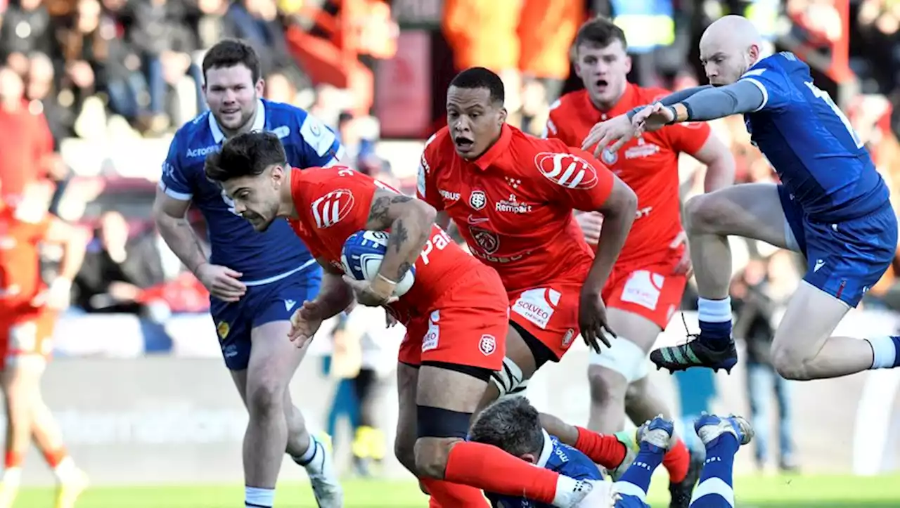 Les joueurs du Stade Toulousain s'éclatent... dans un bac à sable