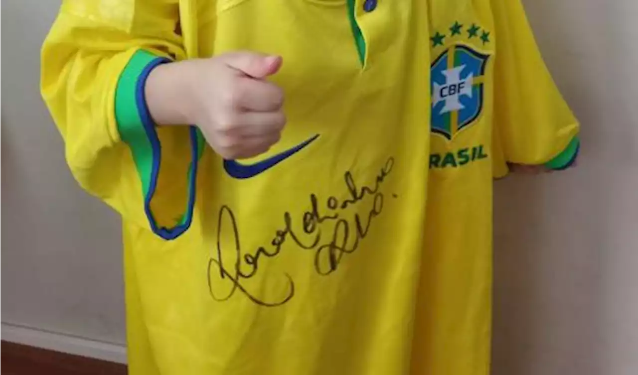 Ronaldinho Gaúcho doa camisa autografada da Seleção para importante causa