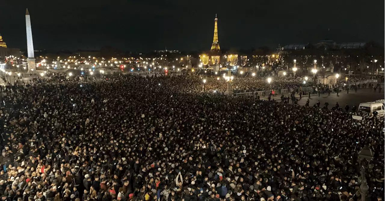 Mondial 2022 : des milliers de supporters acclament les Bleus place de la Concorde à Paris