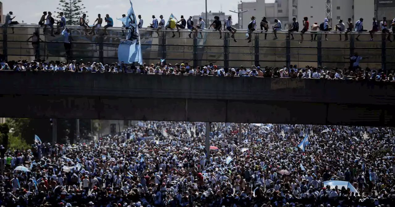 Les Argentins champions du monde évacués en hélicoptère, plus de 4 millions de personnes dans les rues de Buenos Aires