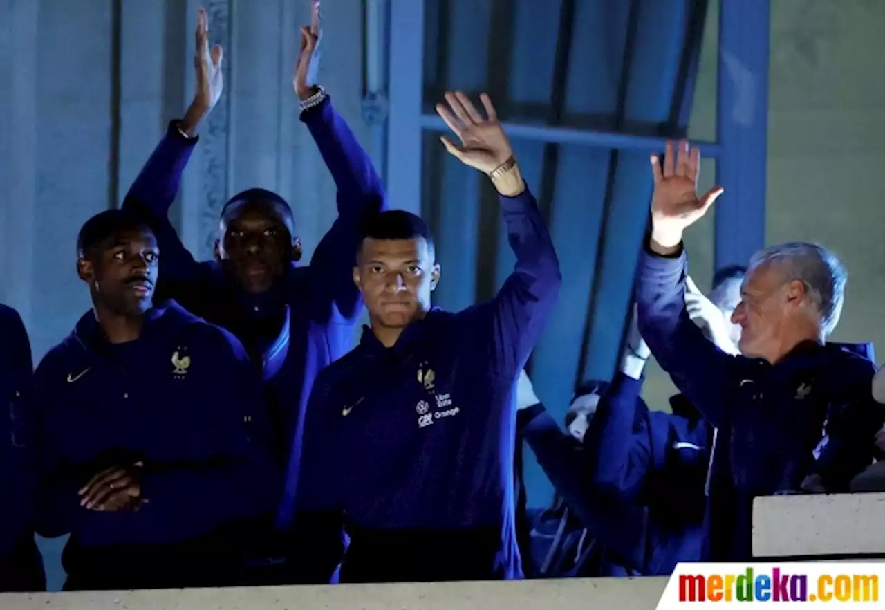 Foto : Ekspresi Mbappe Sapa Penggemar Tanpa Senyum saat Tiba di Prancis | merdeka.com