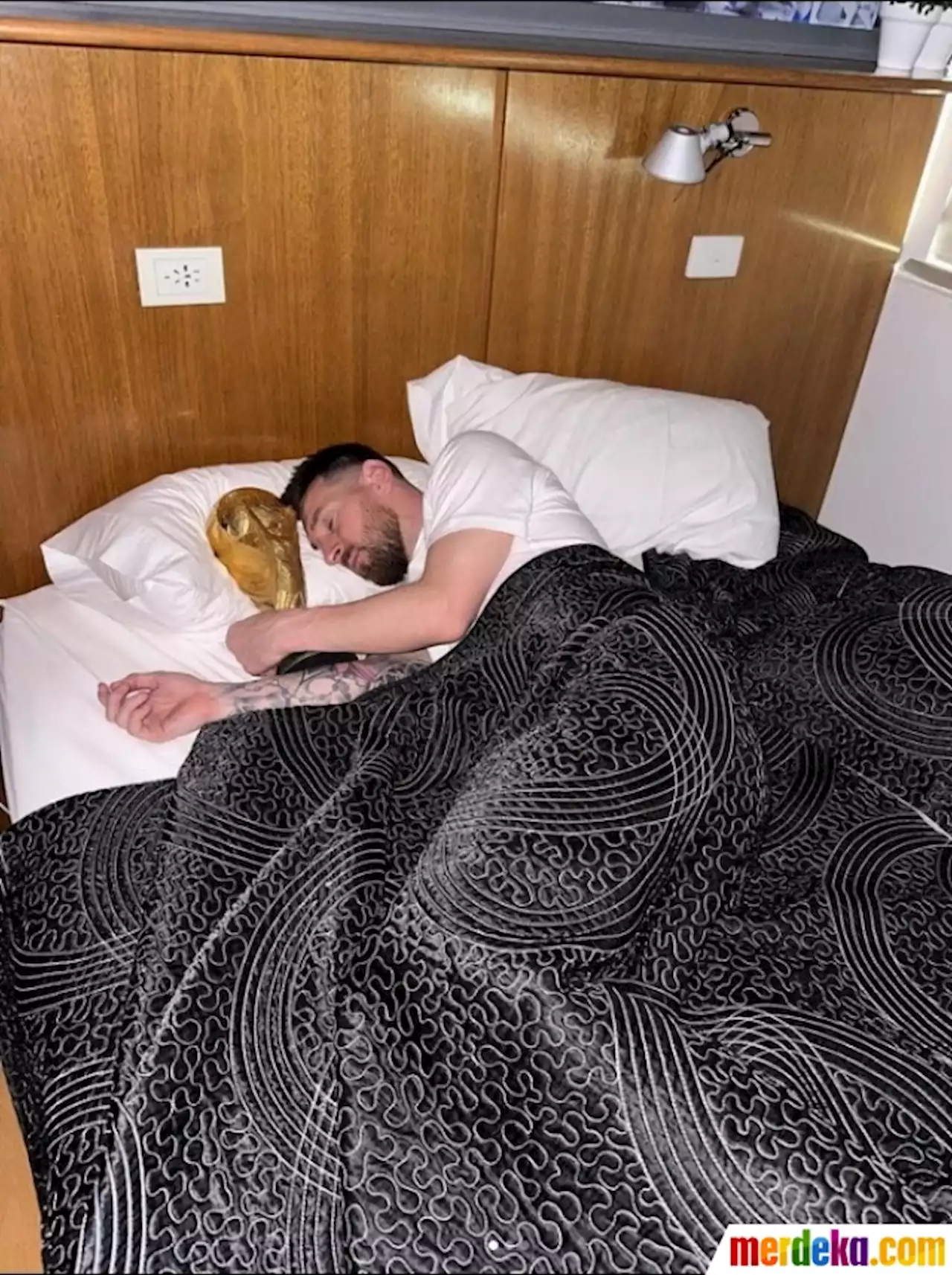 Foto : Viral, Ini Gaya Messi Tidur Bareng Trofi Piala Dunia 2022 | merdeka.com