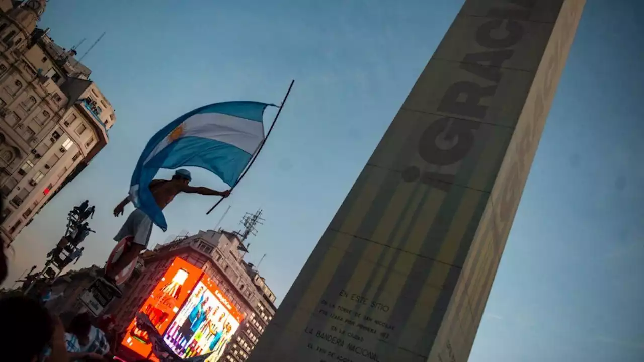 Miles de hinchas aguardan en el Obelisco la partida de la caravana de la Selección