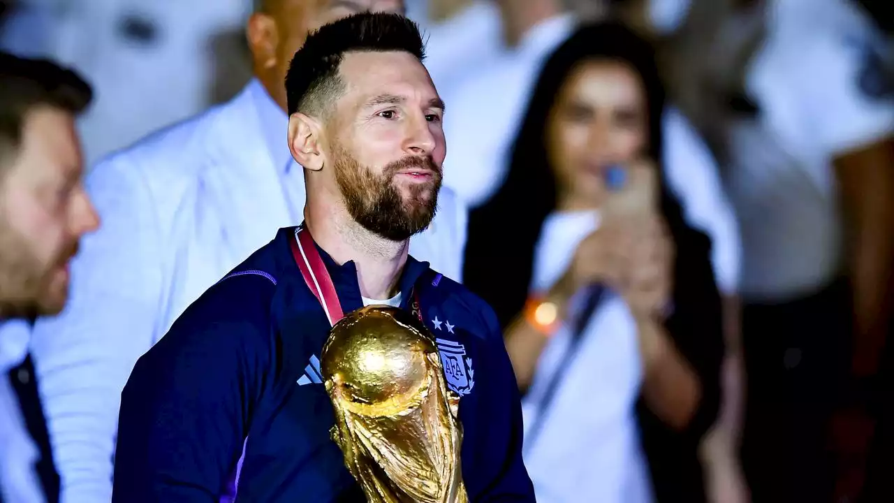 Emotionele Messi dankbaar voor steun: 'Deze wereldtitel is ook voor Maradona'