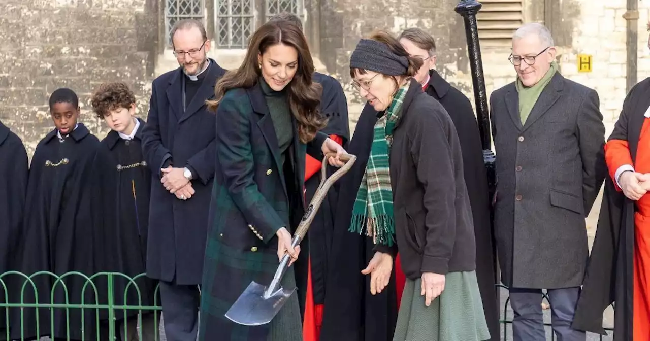 Kate Middleton plants tree for Queen Elizabeth before 1st Christmas without her