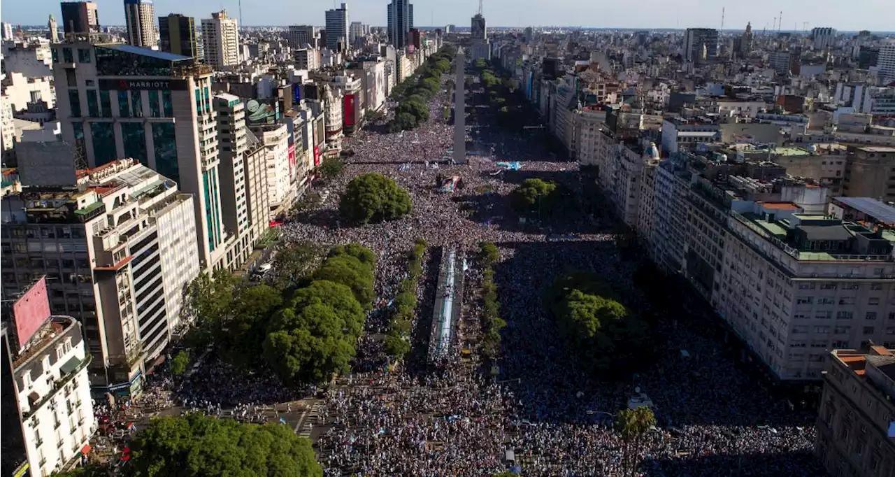 Argentine : les images folles de la parade en bus de l’Albiceleste championne du Monde à Buenos Aires !