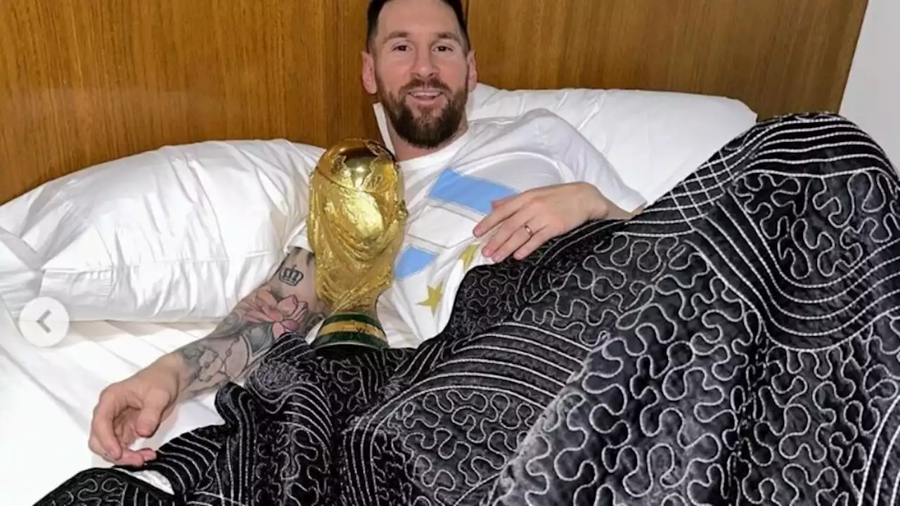 Leo Messi durmió con la Copa del Mundo | La Scaloneta ya está en Argentina