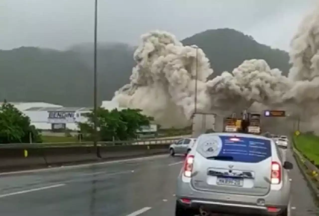 Explosão em depósito libera fumaça tóxica e bloqueia rodovia em Santa Catarina