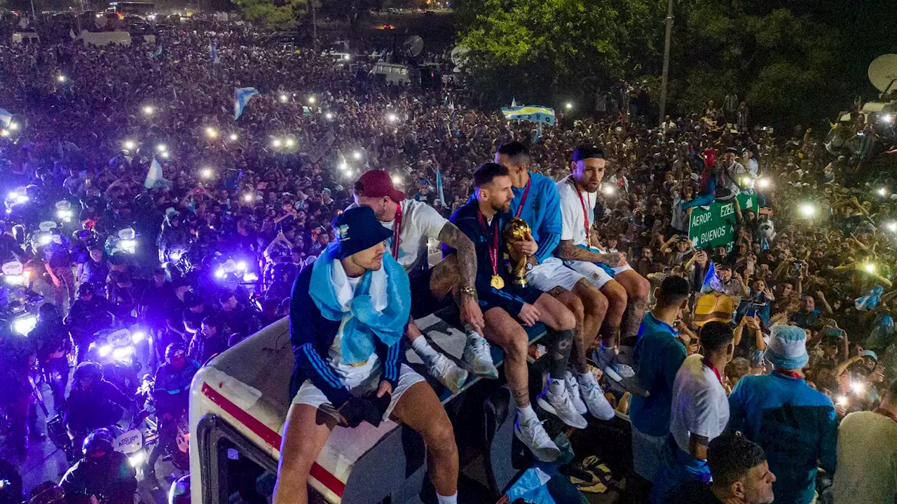 Argentine: Messi et quatre autres joueurs évitent un drame avec un câble électrique en haut du bus