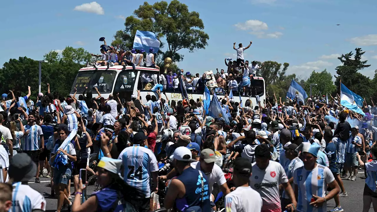 Coupe du monde 2022: insultes, chants racistes et photo brûlée... Mbappé ciblé par les supporters argentins lors des festivités