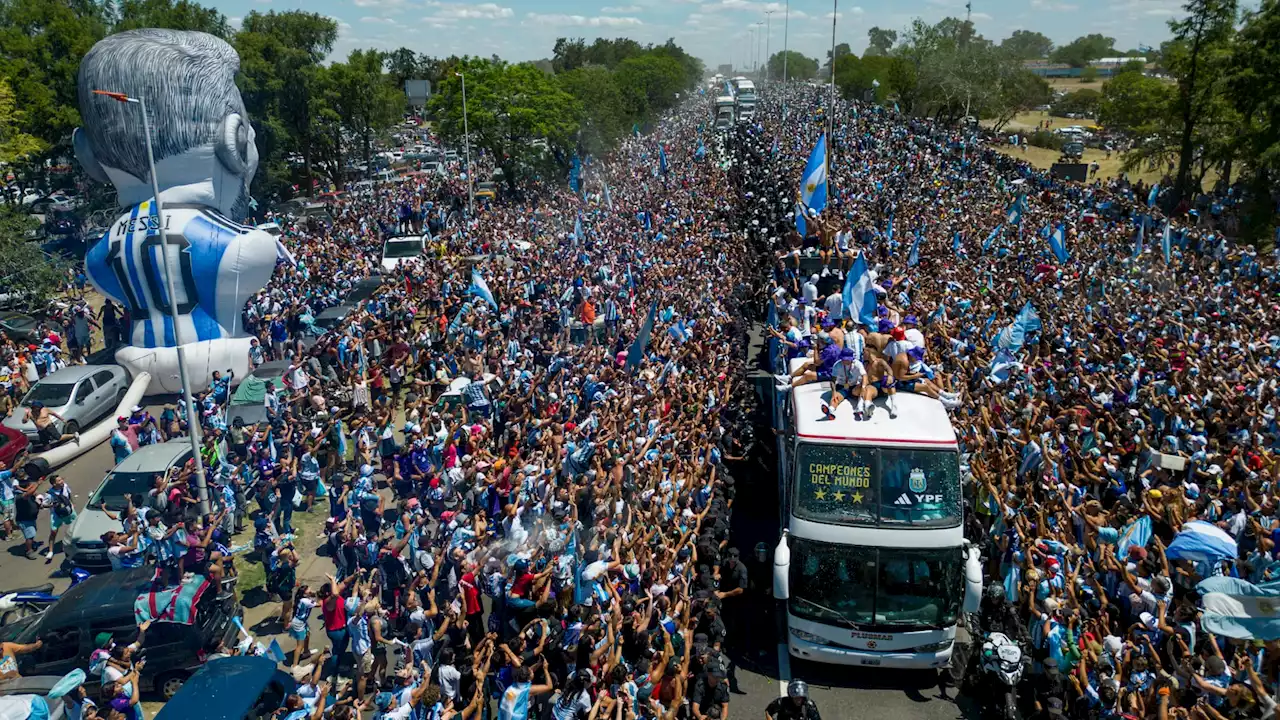 Coupe du monde 2022: supporters sur l'autoroute, joueurs évacués en hélico… La folie lors des célébrations en Argentine