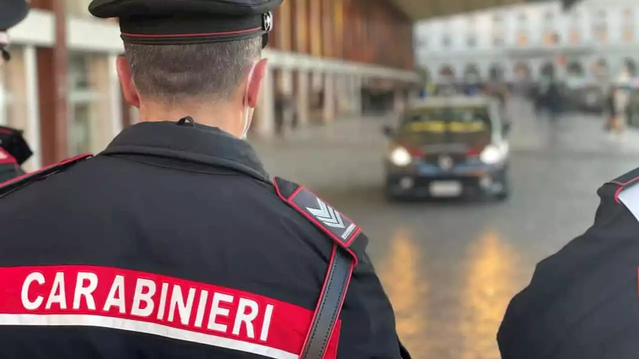 Si abbassa i pantaloni e tenta di violentare commessa a Termini