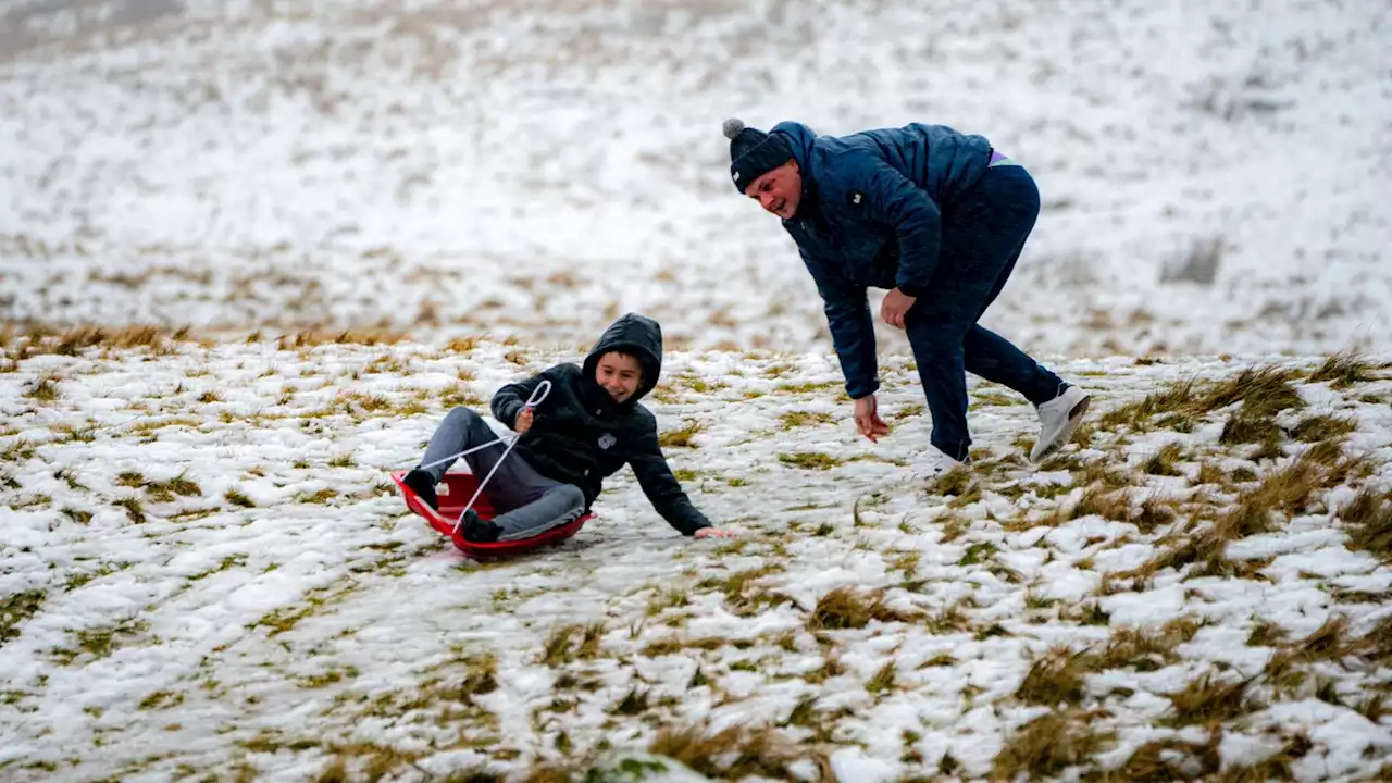 UK weather: Cold snap fades as warm air from Madeira causes 'extraordinary' temperature rise to 15.8C