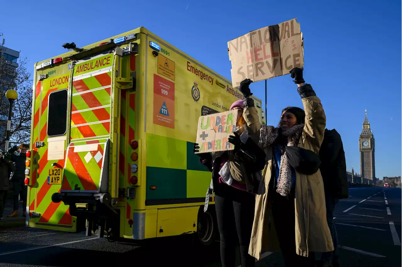 Health minister warns public 'don't do anything risky' during Wednesday ambulance strike