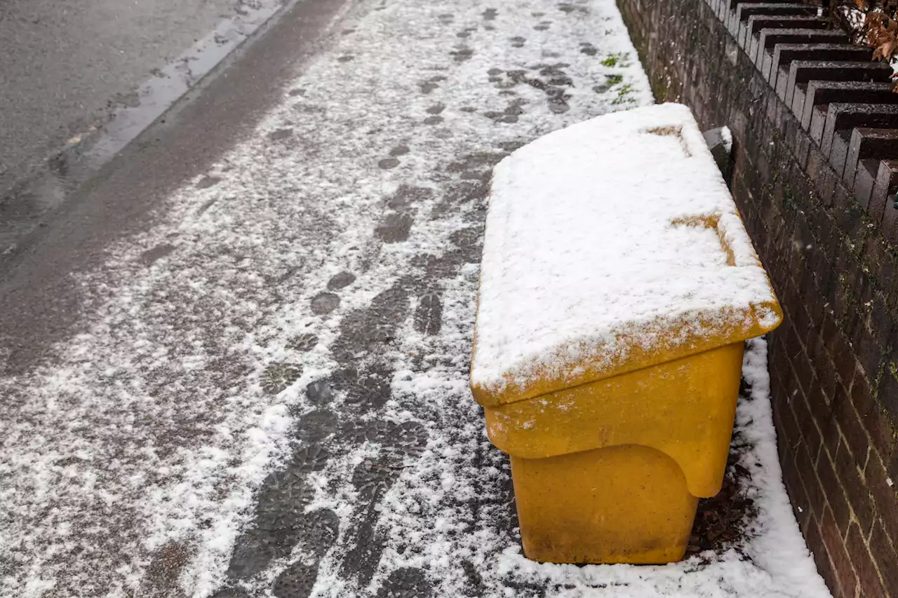 Driver divides opinion by using grit bins to clear neighbour's drive