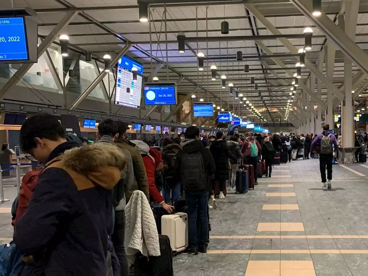 Flights temporarily suspended at YVR due to 'severe' snowfall