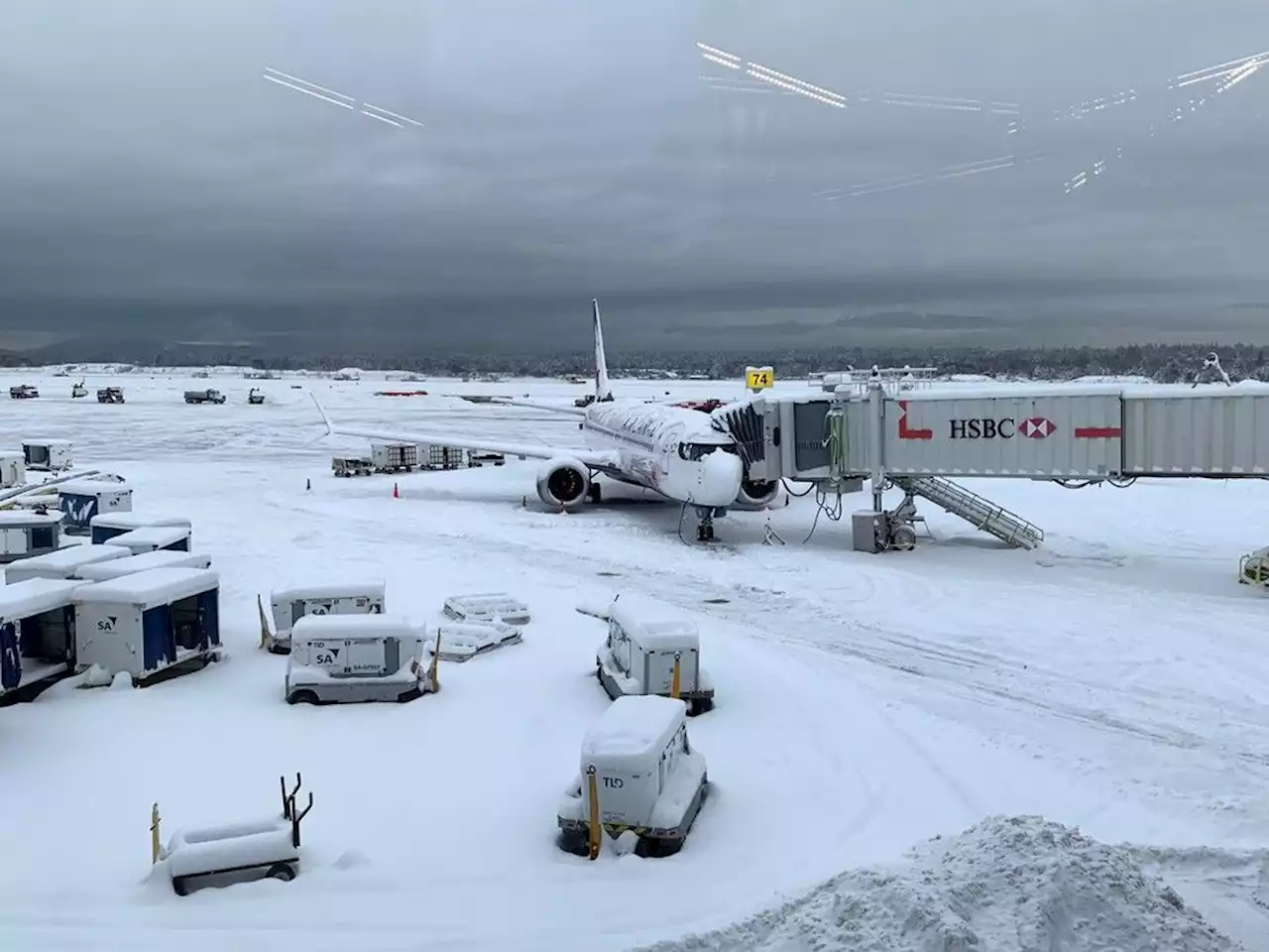 Flights temporarily suspended at YVR due to 'severe' snowfall