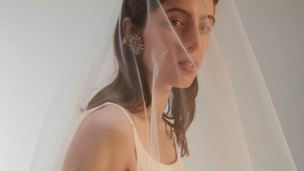 Gli abiti da sposa semplici sono la tendenza bridal 2023 che non ha niente da invidiare allo stile principessa